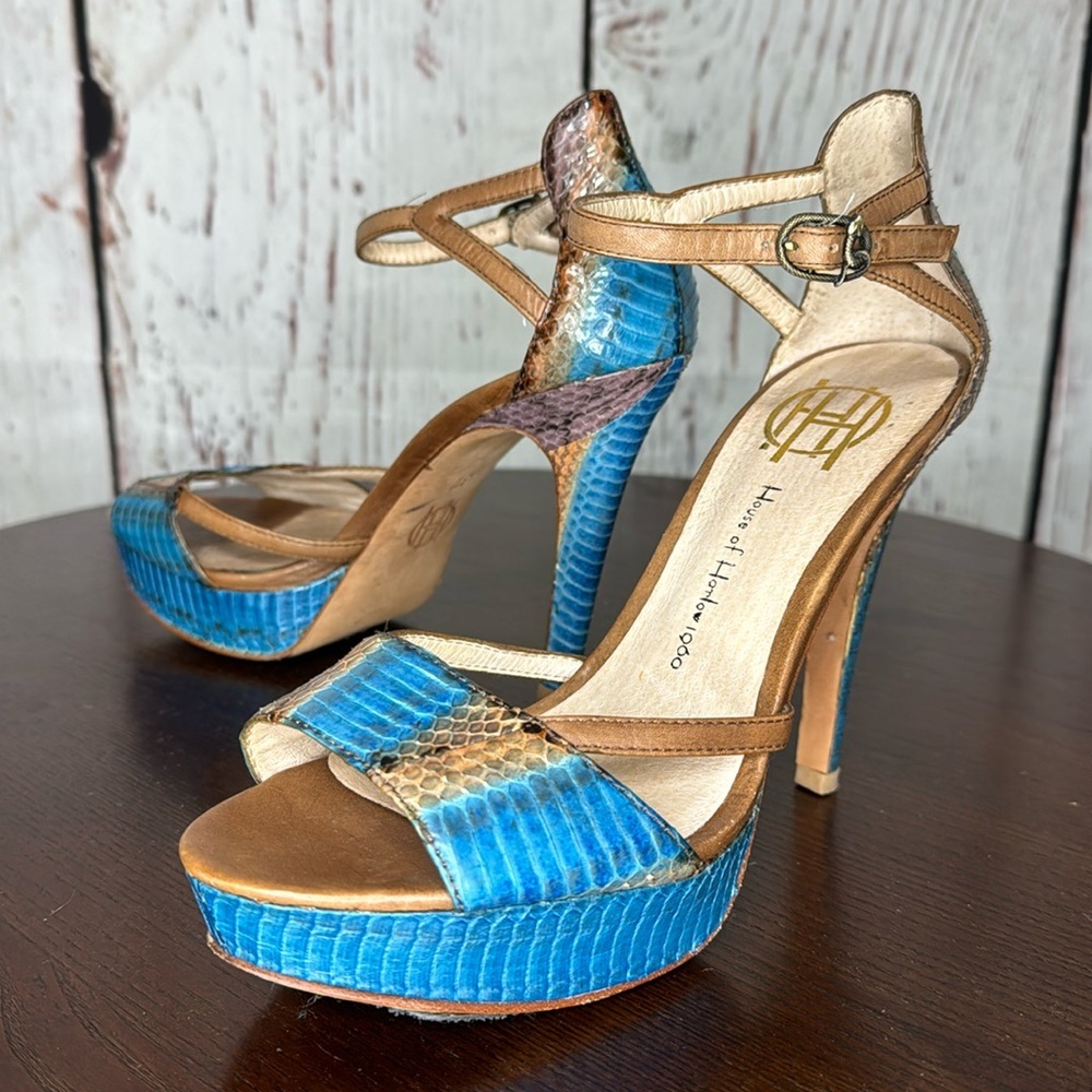 HOUSE OF HARLOW 1960 “Nancy Blue” snake skin ankle strap open toe platforms 37